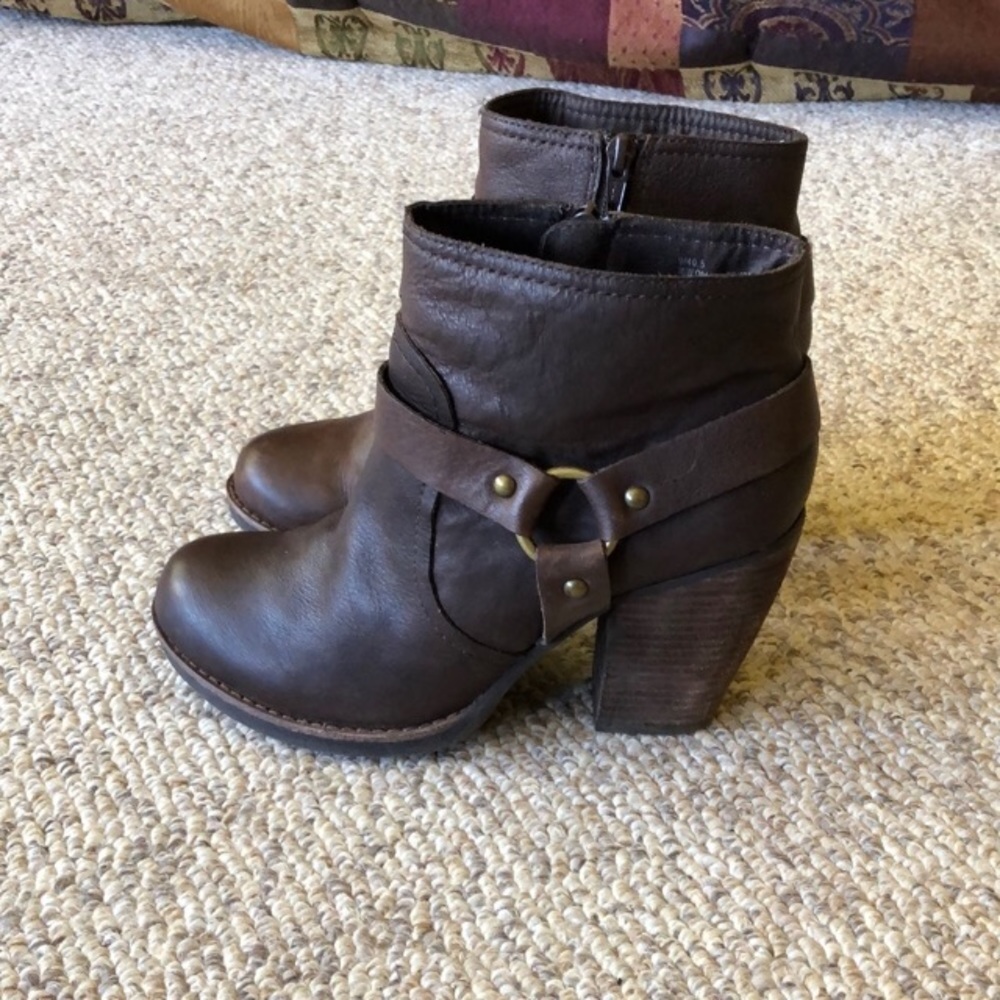 KORK-EASE LEATHER BOOTS - LIKE NEW - Size 9
